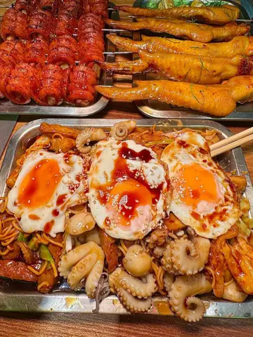 Bạn Cùng Lớp Là "Thánh Mẫu Nửa Mùa"
