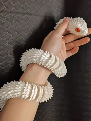 Bạn Cùng Phòng Của Tôi Bị "LƯƠN" Cắn