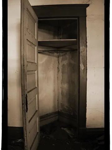Người Trong Tủ